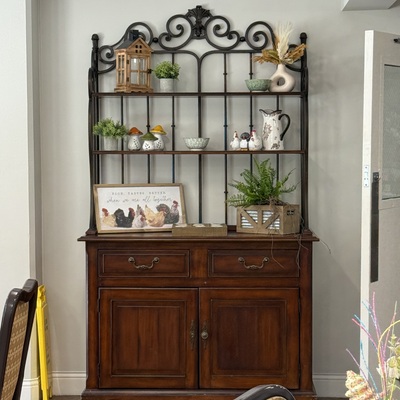 Dining room decor is so welcoming!